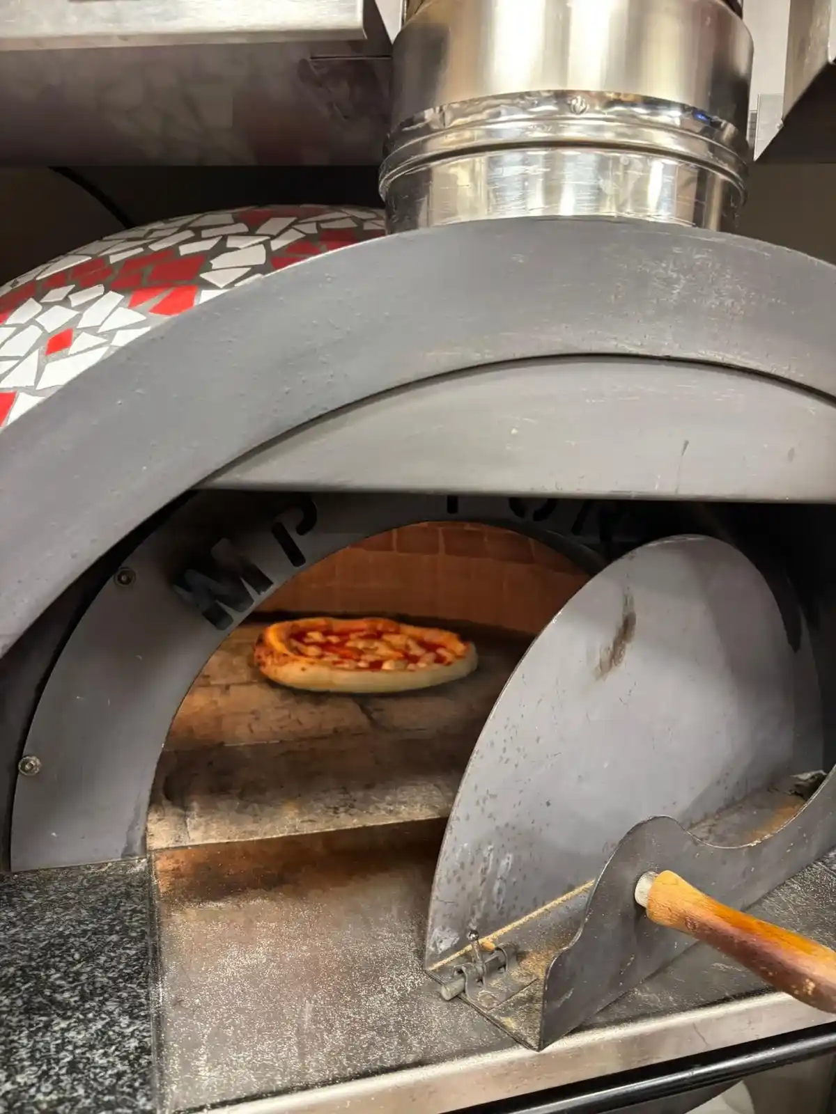 Pizzas napolitaines sortant du four traditionnel